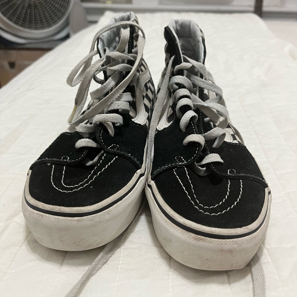 Unisex Vans black checkered suede high tops. Men’s size 8 and Women's’s size 9.5